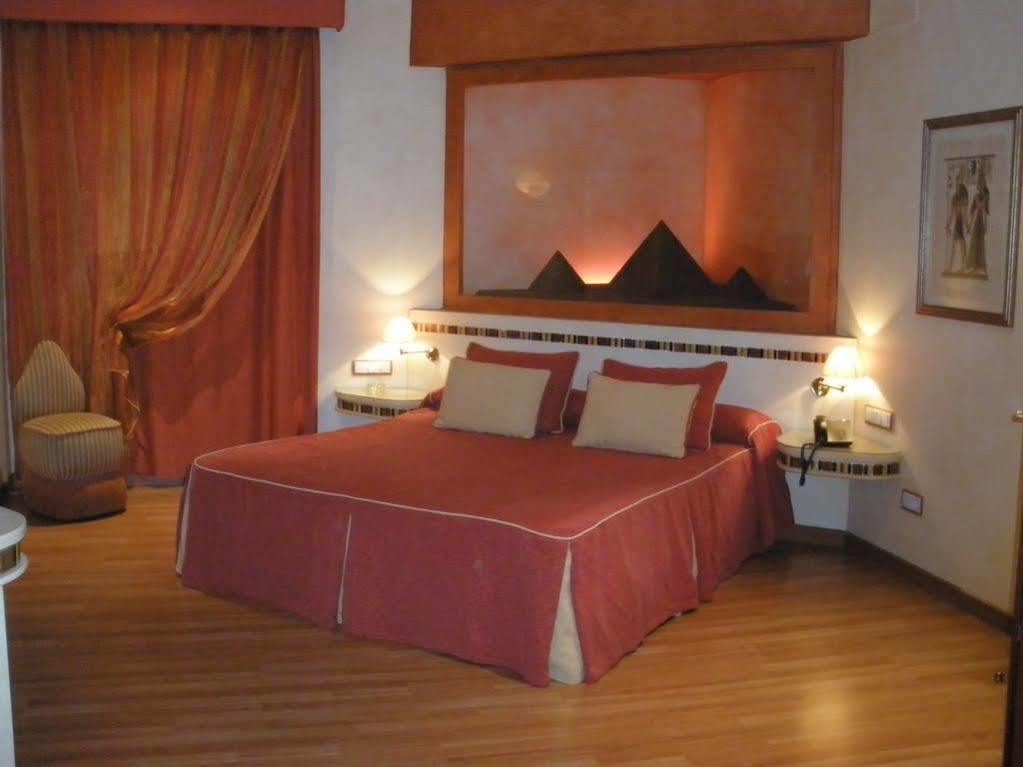 Hotel Alkalat Alcala de Guadaira Bagian luar foto