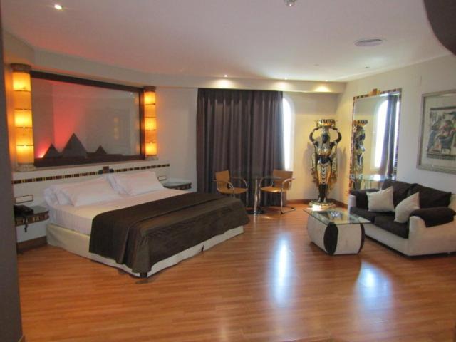 Hotel Alkalat Alcala de Guadaira Bagian luar foto